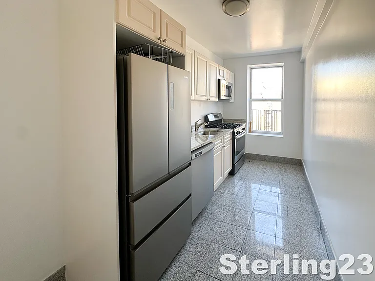 146 E 19th St #5B — Photo 2