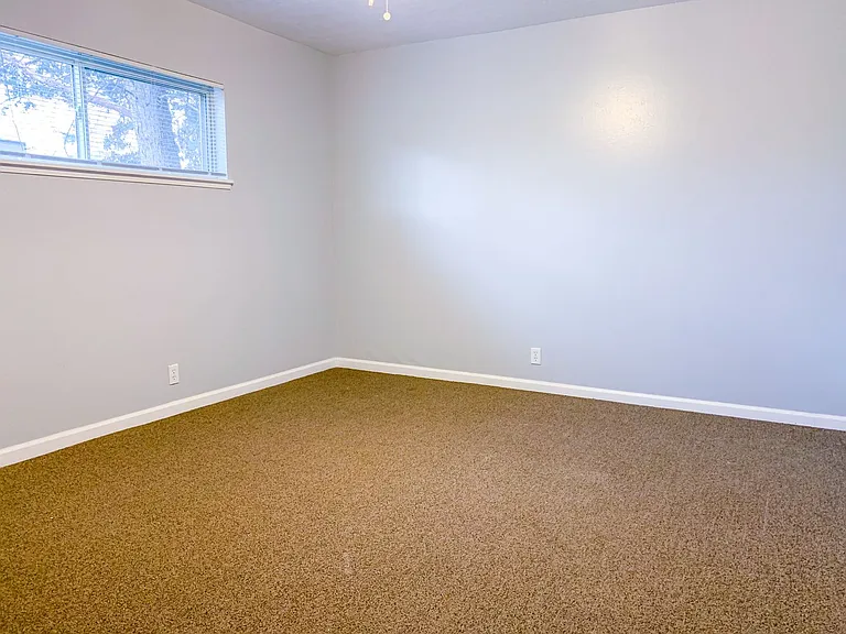 Large One-Bedroom Units Near Nob Hill — Photo 15