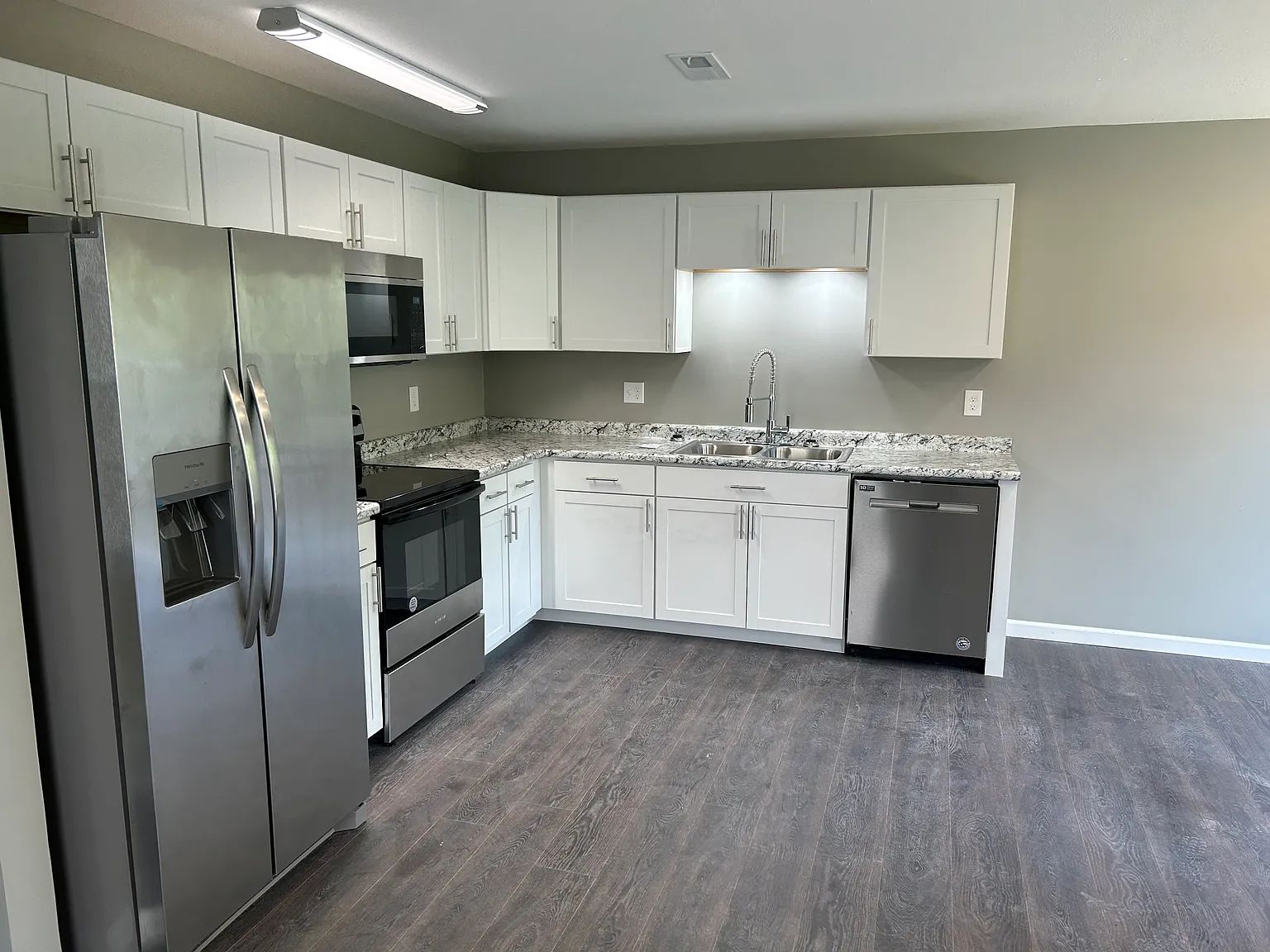 3 bed, 2.5 bath, 1300 sqft, $1,695 — Photo 3