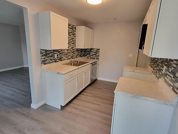 3rd image of 212 E Collins St