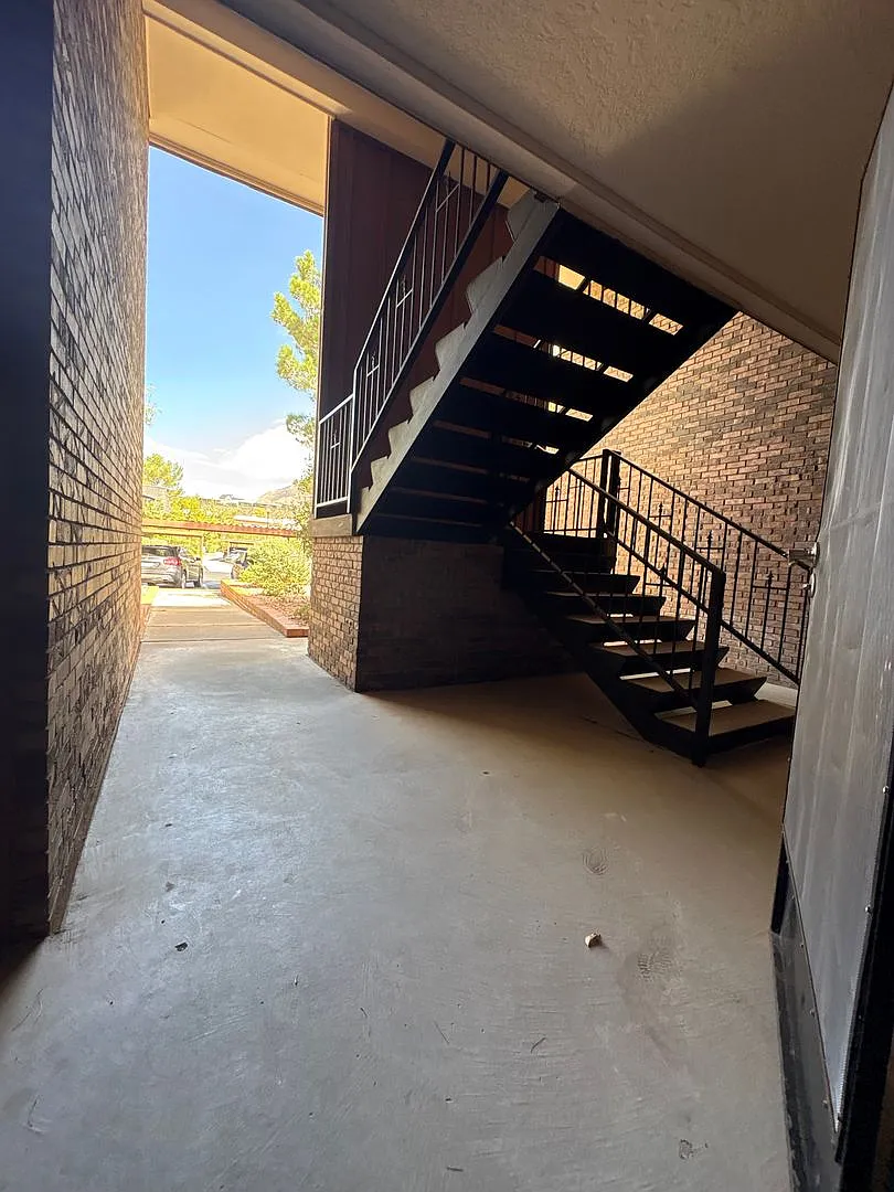 Great Mountain Views, Swimming Pool And More — Photo 2