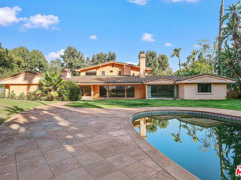 1st image of 1013 N Beverly Dr