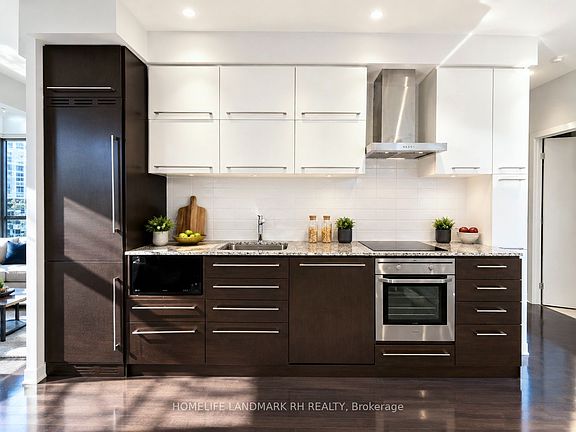 4th image of 770 Bay St Penthouse 601