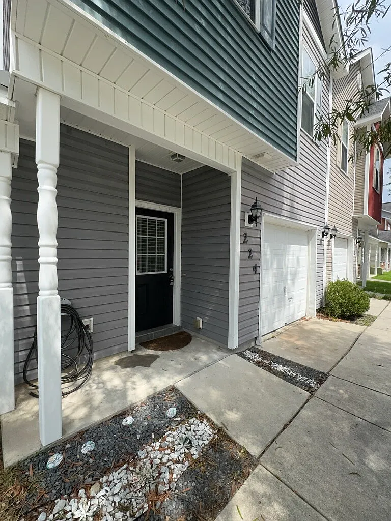3 bed, 2.5 bath, 1600 sqft, $1,550 — Photo 2