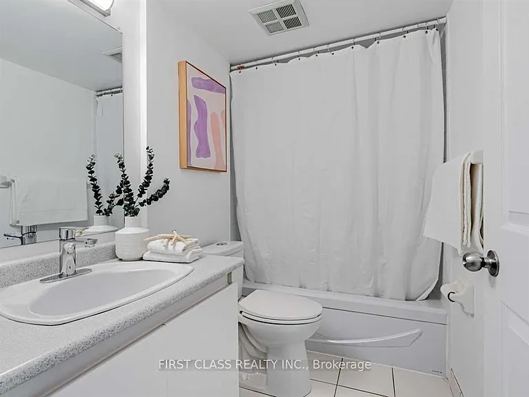 736 Bay St #303 — Photo 5