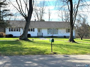 16 Clearview Dr, Woodbridge, CT 06525