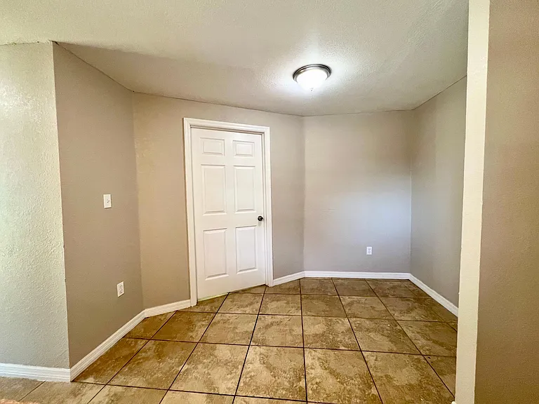 2602 E Yukon St — Photo 2