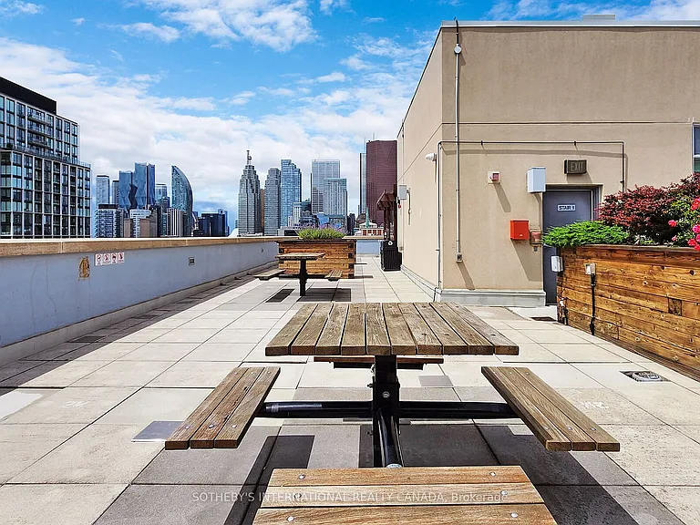 230 King St E #410 — Photo 34