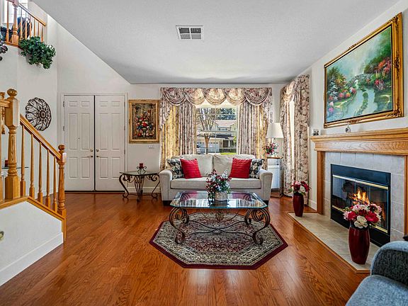 3rd image of 4296 Oakridge Dr