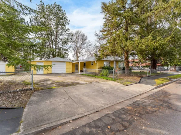 220 S 3rd St, Central Pt, OR 97502