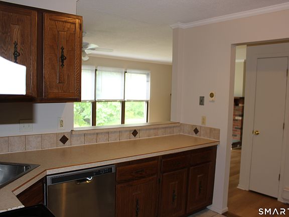 3rd image of 110 Wellington Dr