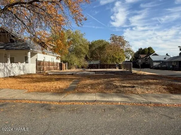 711 S 12th Ave, Yakima, WA 98902