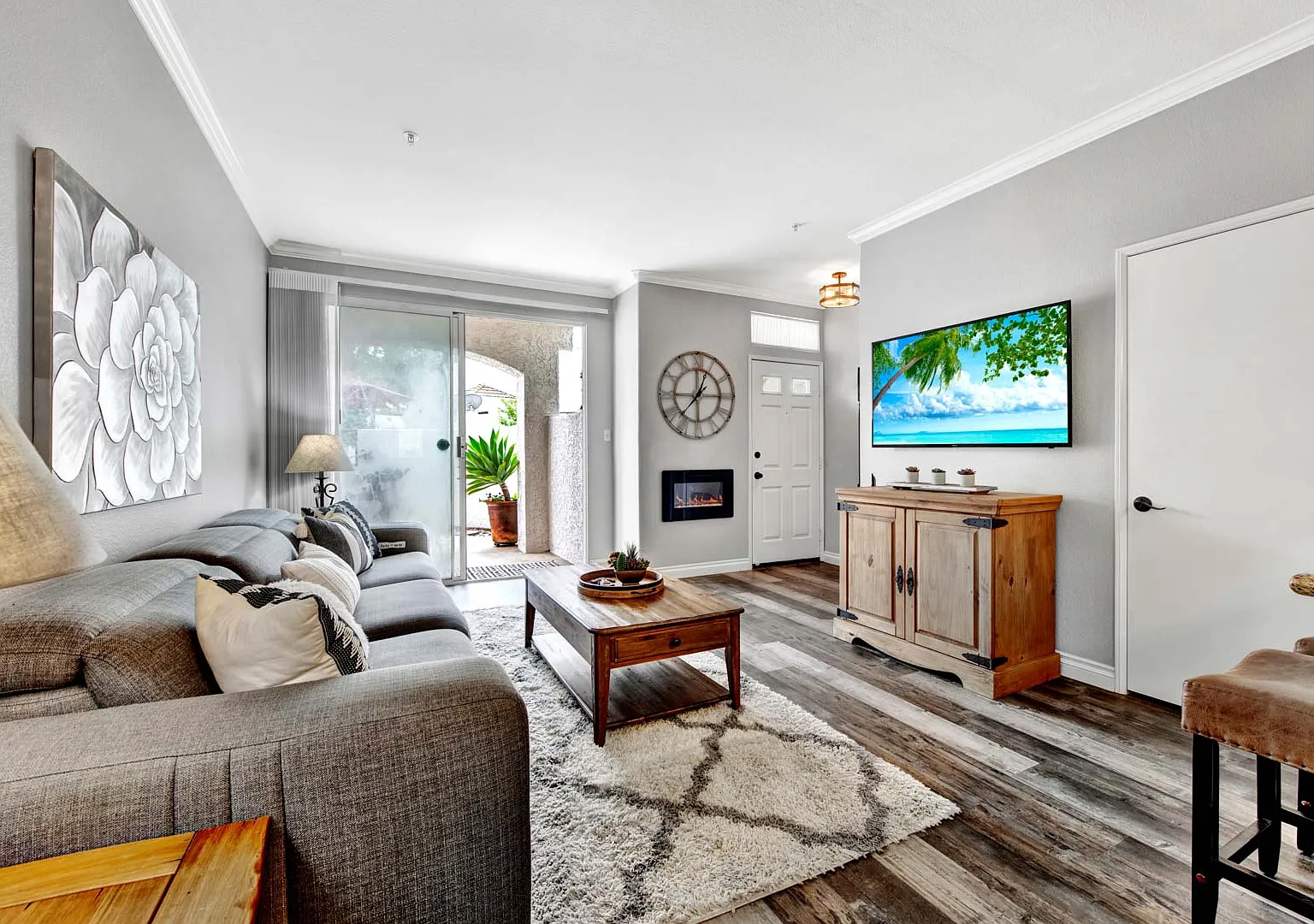 1 bed, 733 sqft, $2,290 — Photo 1