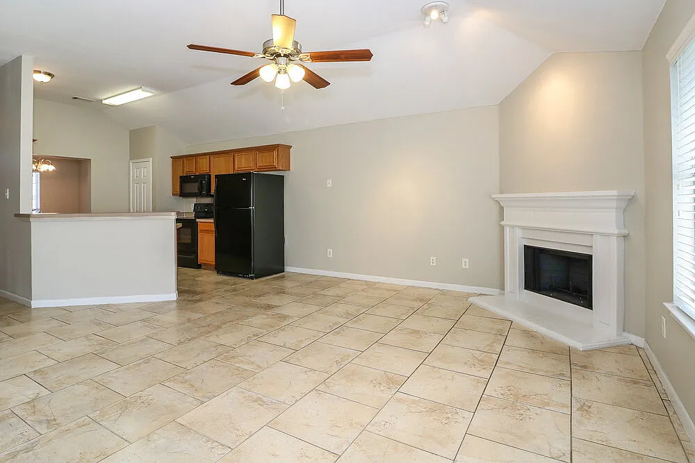3 bed, 2.0 bath, 1454 sqft, $2,020 — Photo 2