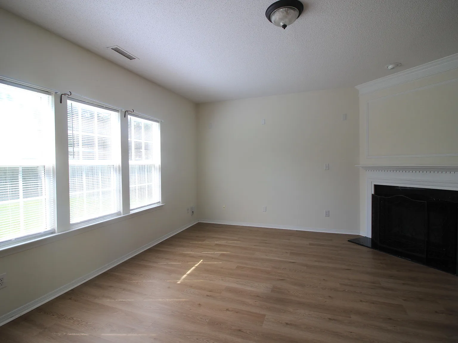 3 bed, 2.5 bath, 1992 sqft, $1,950 — Photo 3