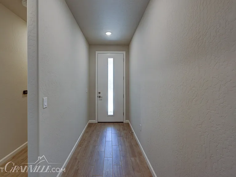 877 Halford Ln — Photo 2
