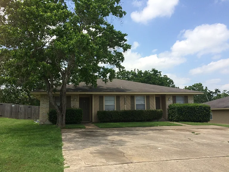 3609 Comanche — Photo 2