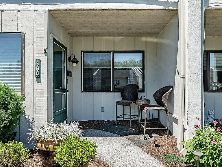 306 Summit House — Photo 3