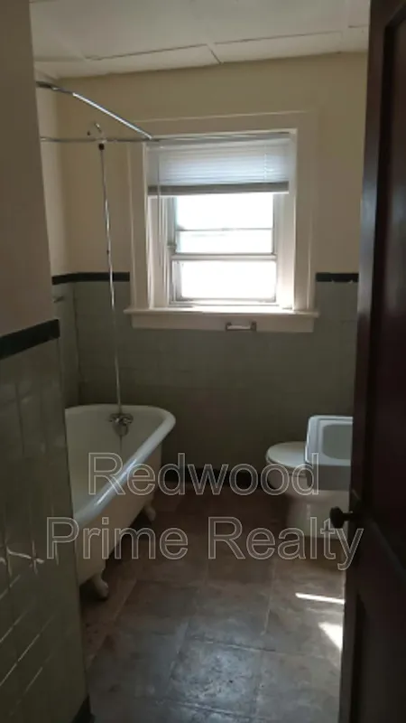 2 bed, 1.0 bath, $750 — Photo 4