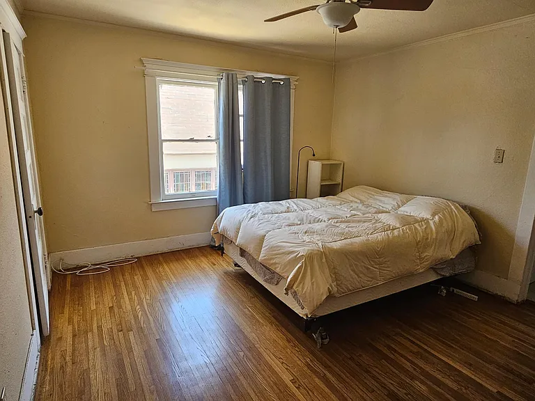 1424 W 37th Dr #UPSTAIRS — Photo 1