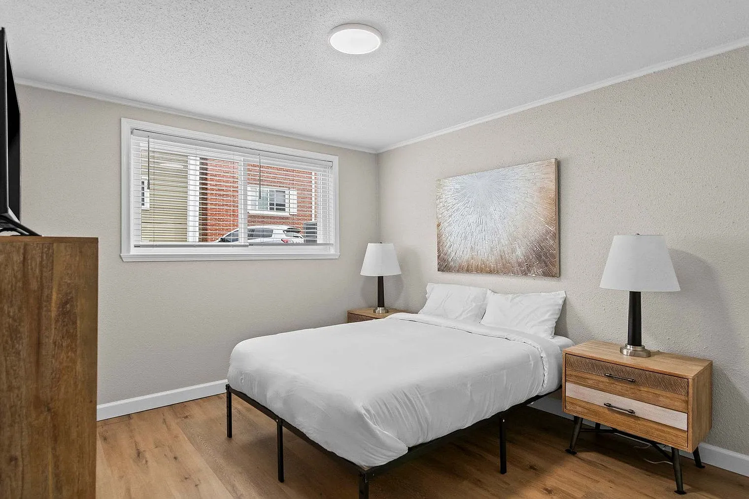 2 bed, 1.0 bath, 990 sqft, $2,447 — Photo 3