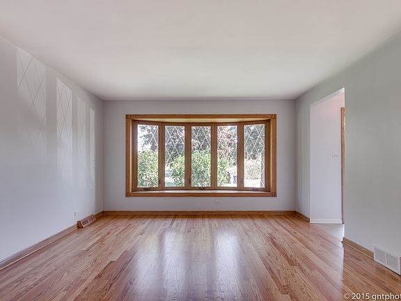 Spacious living room