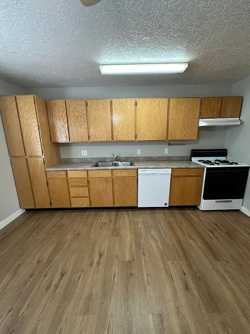 2 Bed, 1.5 Bath Townhome in the Meadows — Photo 2
