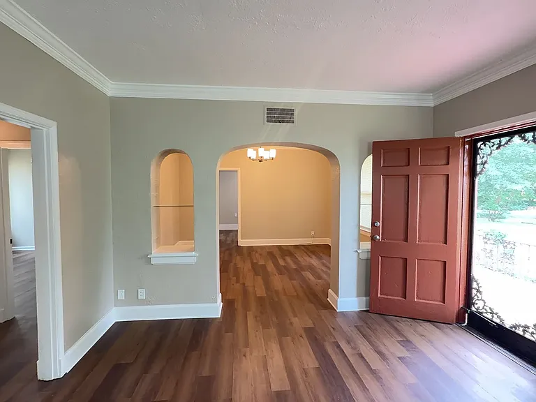 1029 N Barksdale St — Photo 2