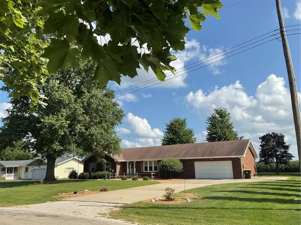 710 E Warren St, Moweaqua, IL 62550