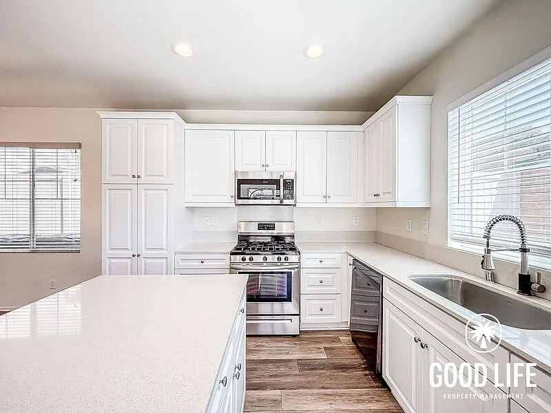 3 bed, 2.5 bath, 1504 sqft, $3,800 — Photo 2
