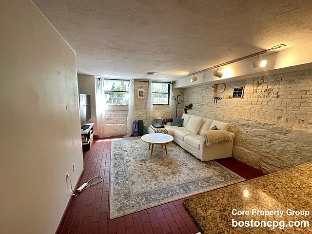 2 bed, 1.0 bath, 870 sqft, $3,900 — Photo 3