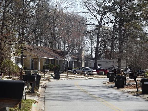 3rd image of 211 Somerset Dr