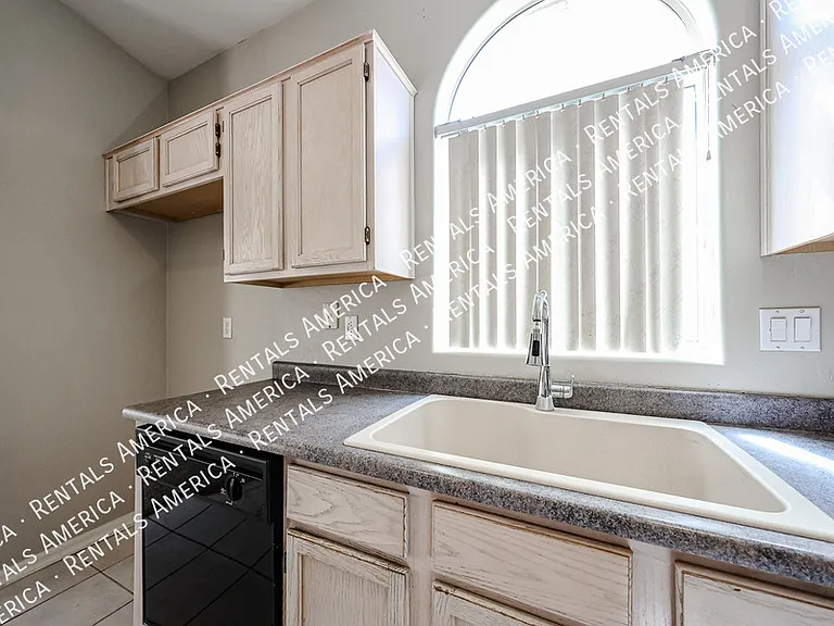 13874 W Wilshire Dr — Photo 17