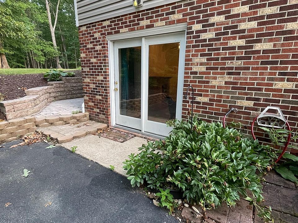 Private driveway and entrance