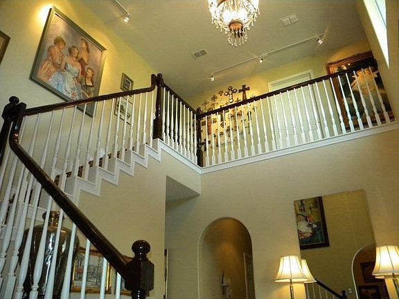 4th image of 2413 Wisteria Ave