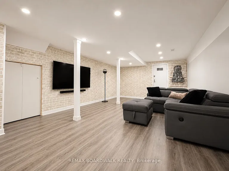 4396 Whittaker Cres — Photo 31