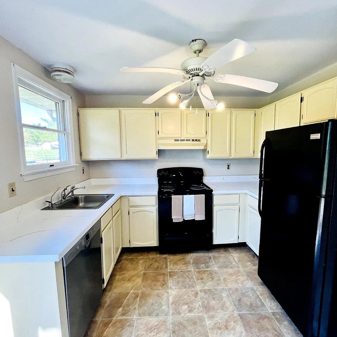 2 bed, 1.0 bath, 896 sqft, $2,100 — Photo 3