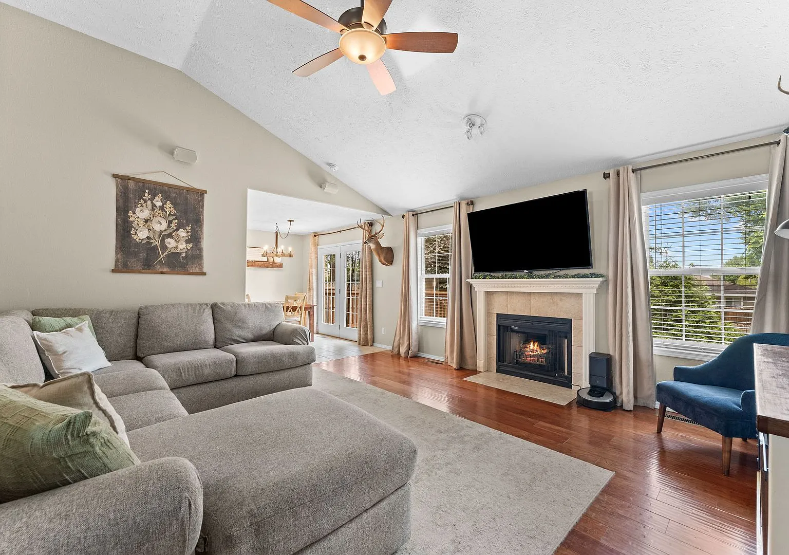 Beautifully Updated 3-Bedroom Home with 2 Baths 2 Car Garage with fenced yard — Photo 4