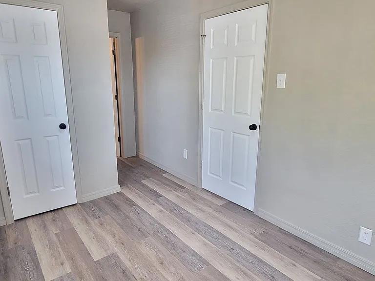 805 S Avenue C — Photo 9