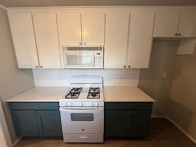 400 W Johnson St — Photo 3