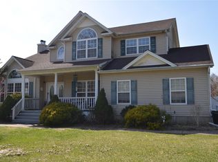 32 Woodlot Rd, Ridge, NY 11961