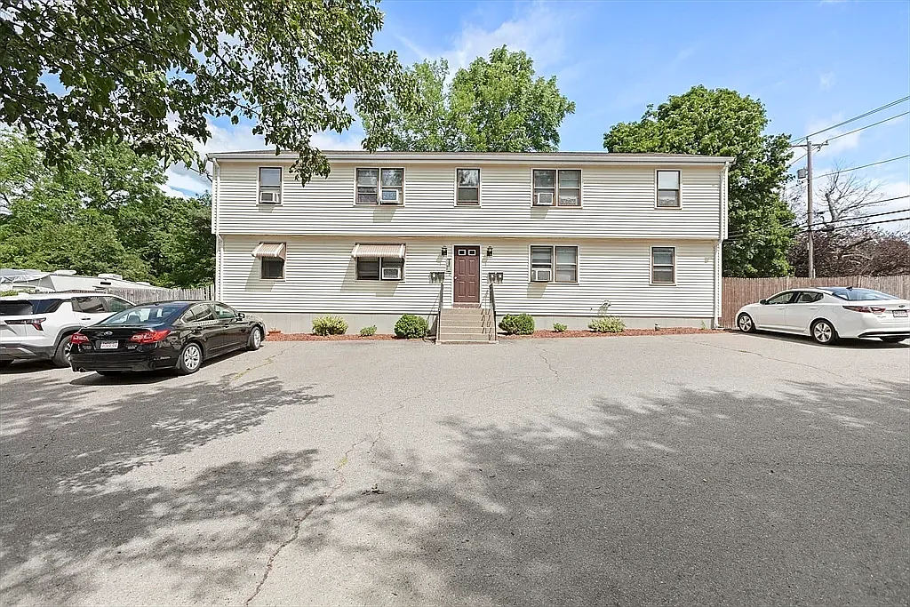 2 bed, 827 sqft, $2,000 — Photo 1