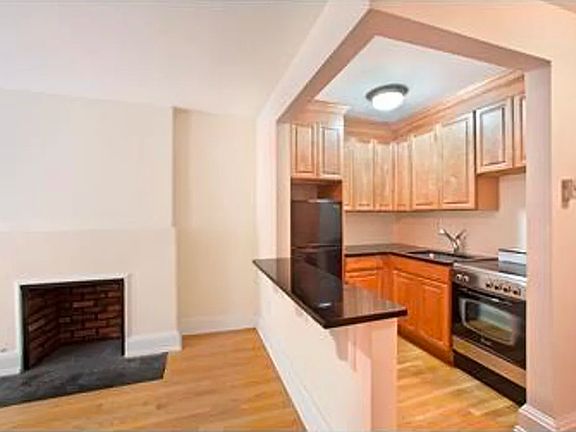 3rd image of 113 W 69th St #1B