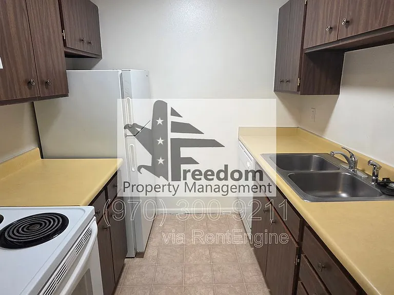 Chateau Apartments — Photo 4