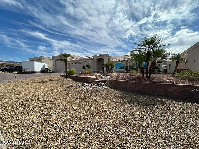 3 bed, 2.0 bath, 1862 sqft, $3,000 — Photo 2