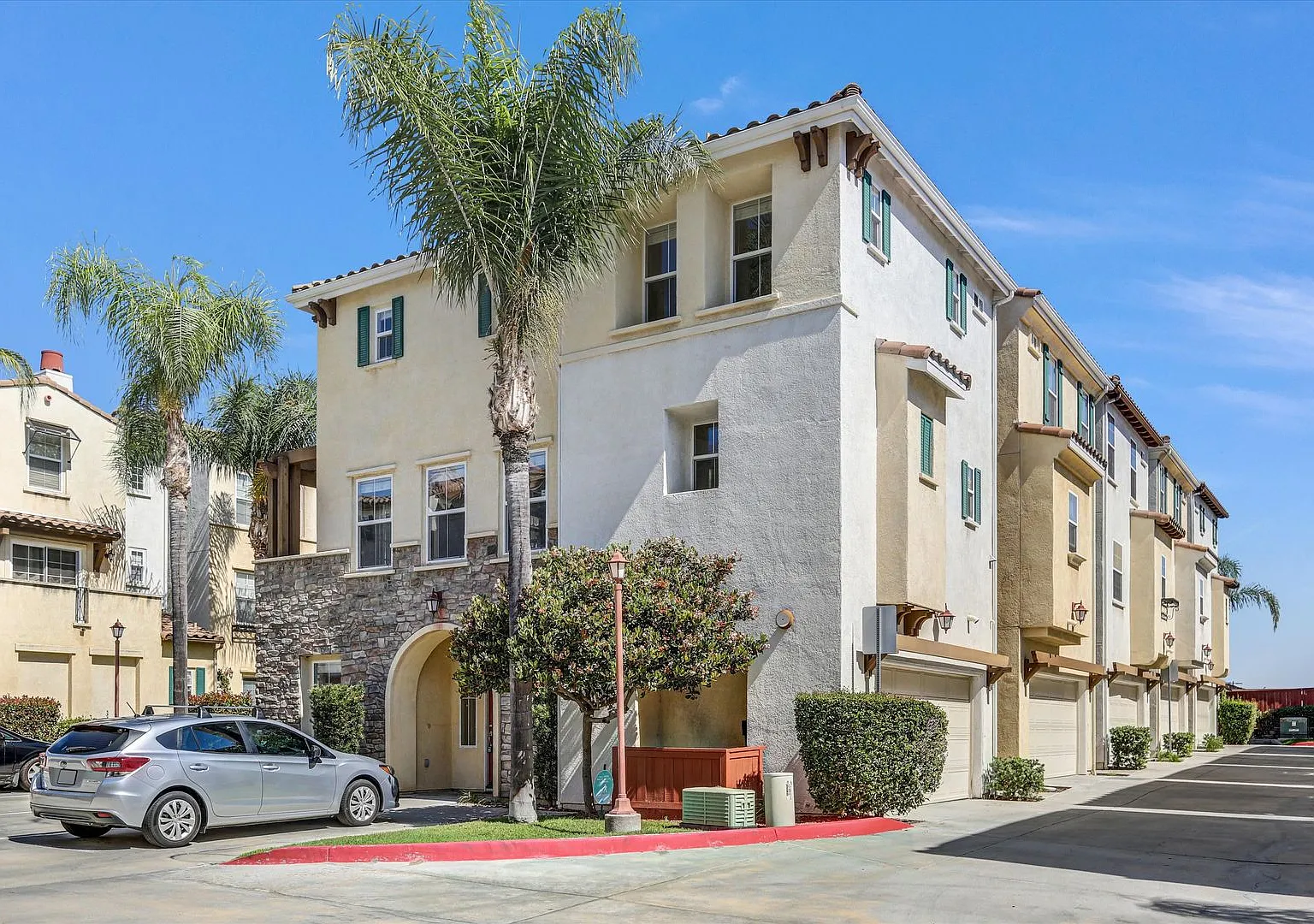 Move In Special $1000 Off - 3BD/3.5BA Detached Townhouse w/ 2 Car Garage — Photo 3
