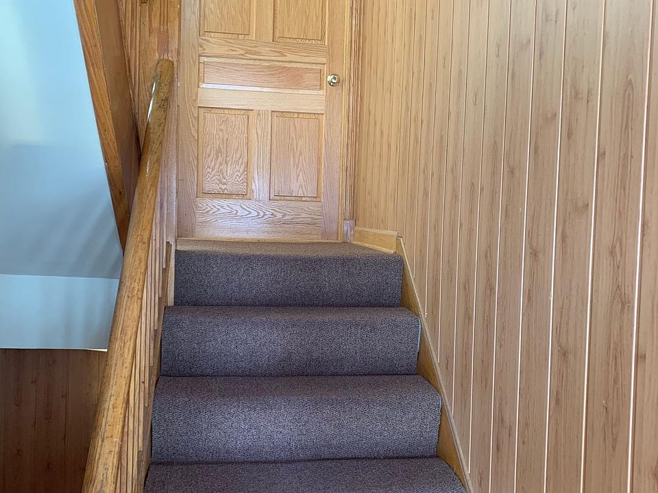 Inside front hallway to 1st fl apt