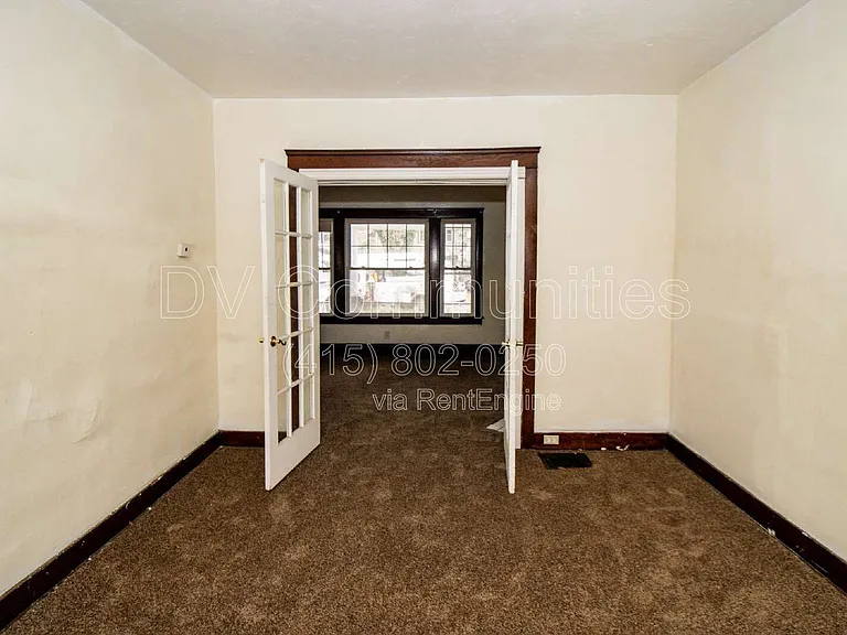 9711 Parmelee Ave — Photo 5