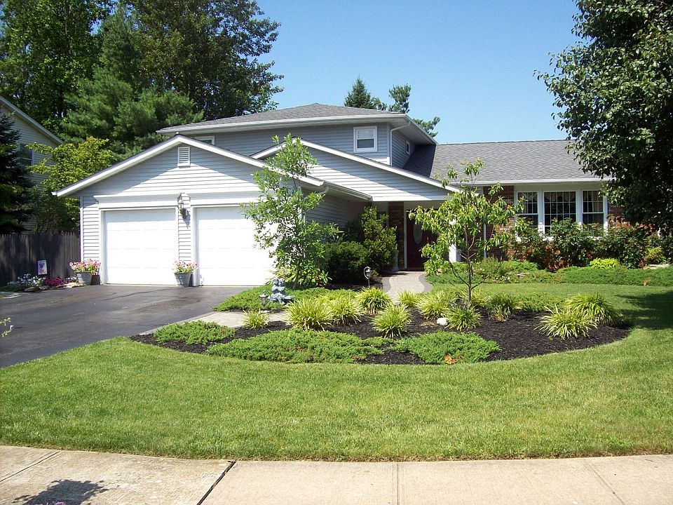 Beautifully manicured landscaping w/ sprinkler system 