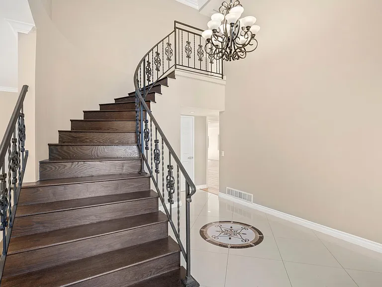 1210 Swarthmore Dr — Photo 4